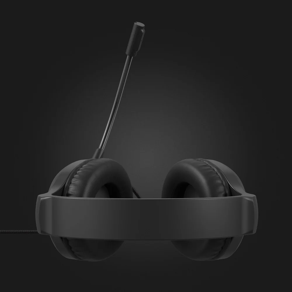 Fekete fejhallgató mikrofonnal, sötét háttér előtt. A design letisztult és minimalista.