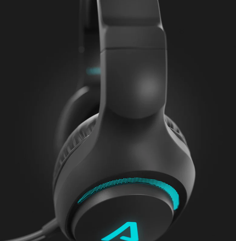 Közelkép egy fekete gamer headsetről, türkiz világító dizájnnal a fülkagylón.
