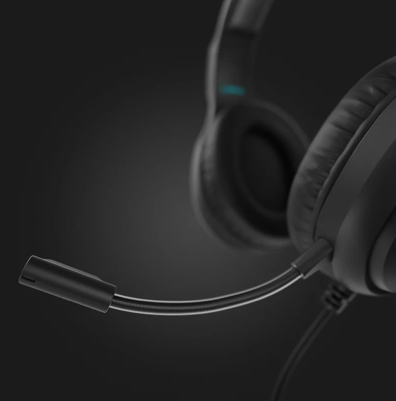 Közelkép egy fekete gamer fejhallgatóról mikrofonnal.