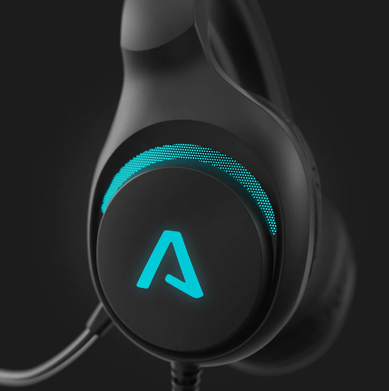 Fekete gamer headset fülhallgatójának közeli képe kék fényekkel és logóval. Esztétikus megvilágítás sötét háttér előtt.