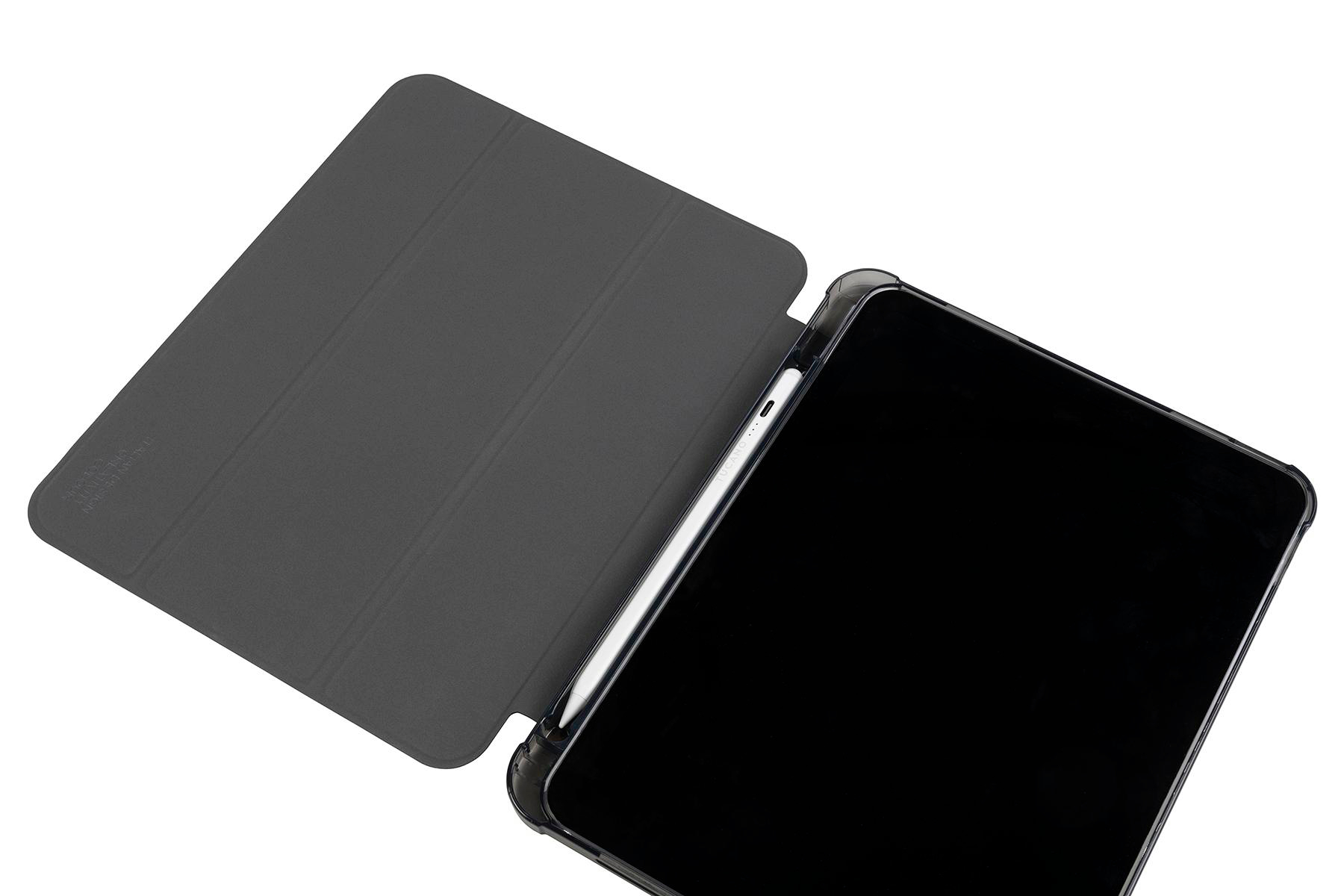 Tablet mit schwarzem Bildschirm in dunkler grauer Hülle, ein Stift ist eingesetzt.
