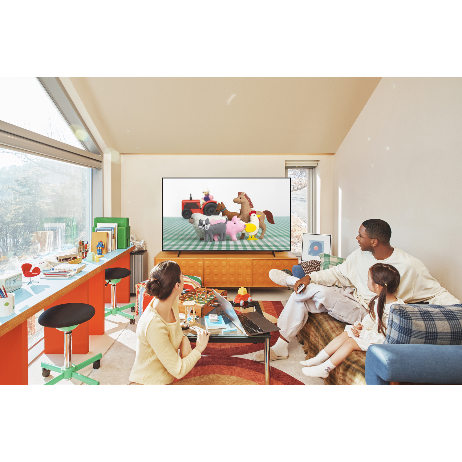 Familie in een woonkamer die tv kijkt. Tv toont een cartoon. Modern meubilair en decor.