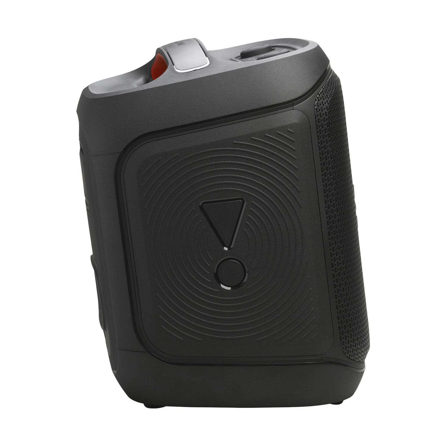 Altoparlante JBL nero con maniglia e logo triangolare, inclinato su sfondo bianco.