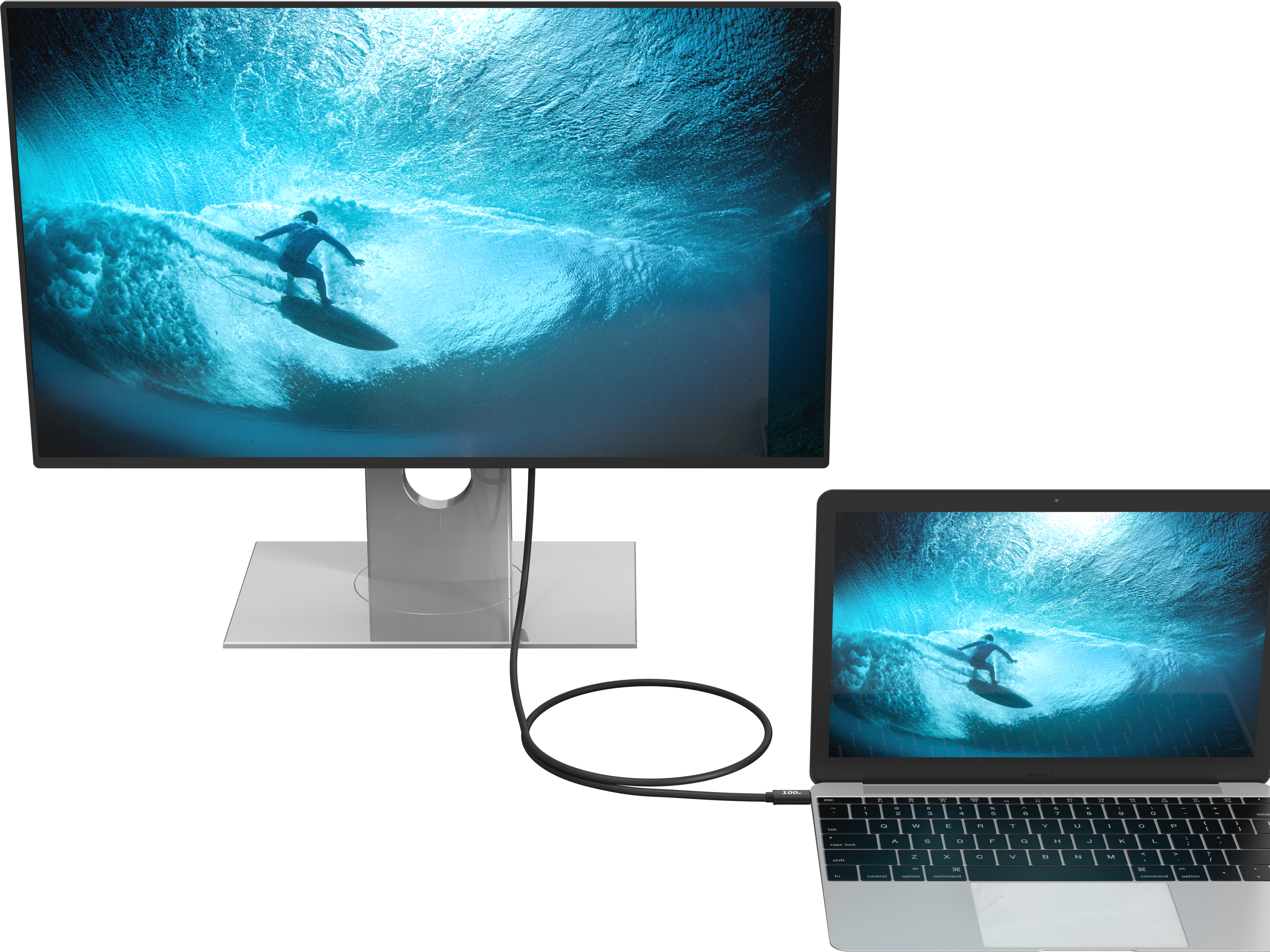 Un laptop e un monitor mostrano un surfista su un'onda. Sono collegati da un cavo nero.