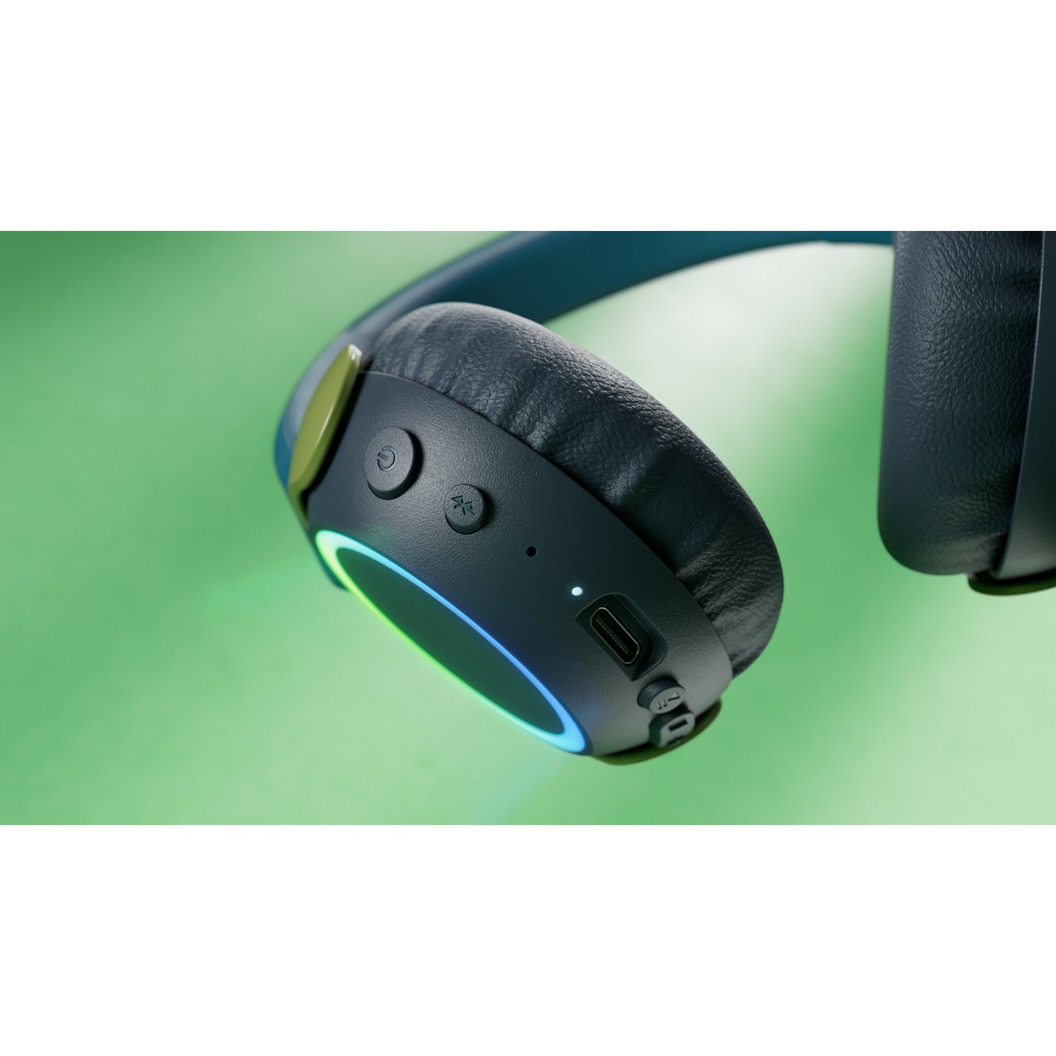 Primo piano delle cuffie con luce ad anello luminosa. Sfondo verde. Comandi visibili.