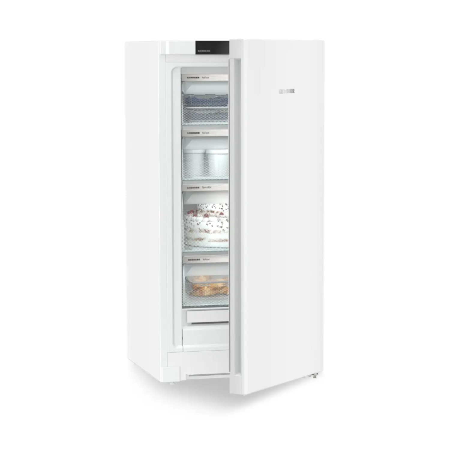 Un frigorifero bianco con la porta aperta, che rivela ripiani e contenuti. Sfondo bianco.