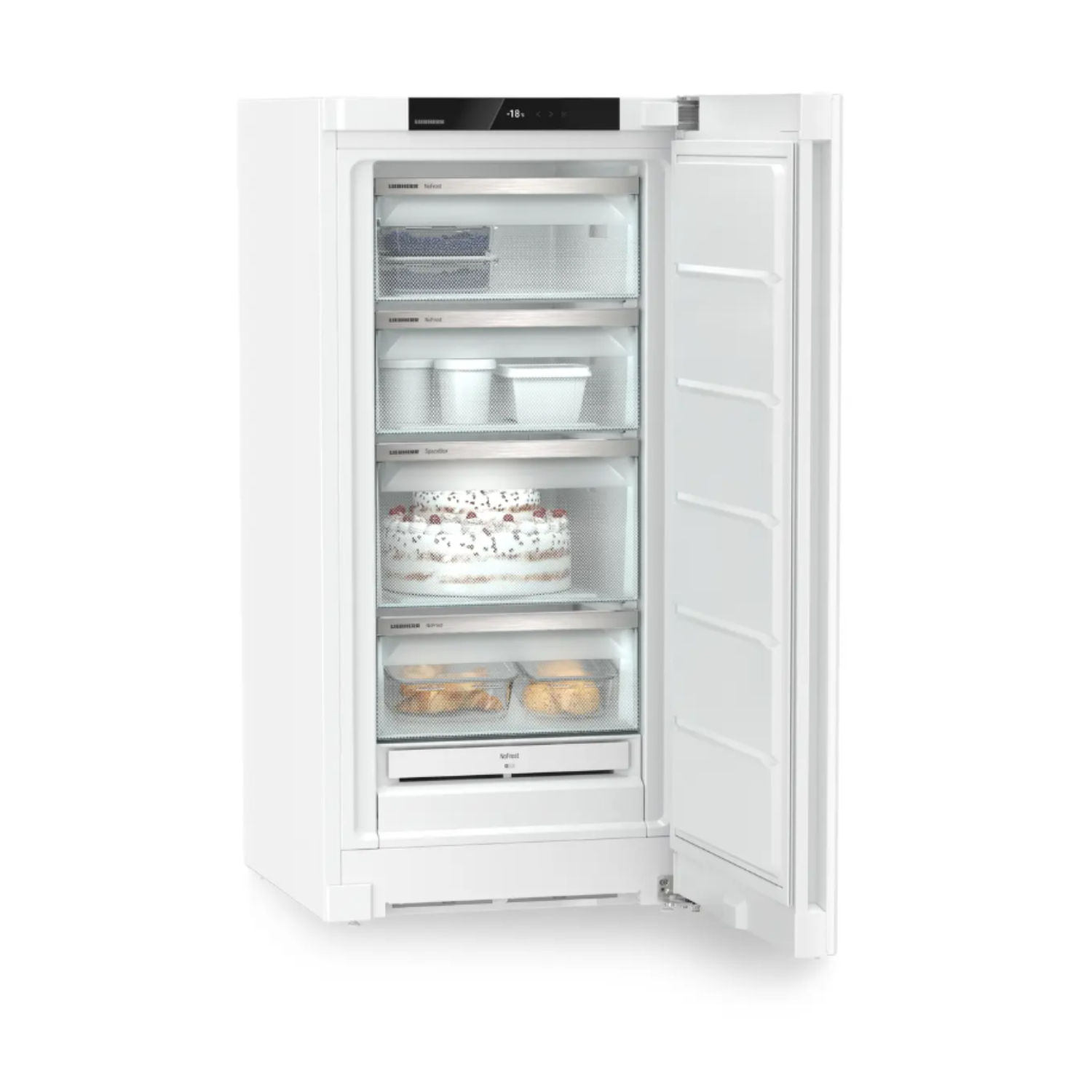 Frigorifero bianco con porta aperta che mostra ripiani interni con cibo. Sfondo bianco.