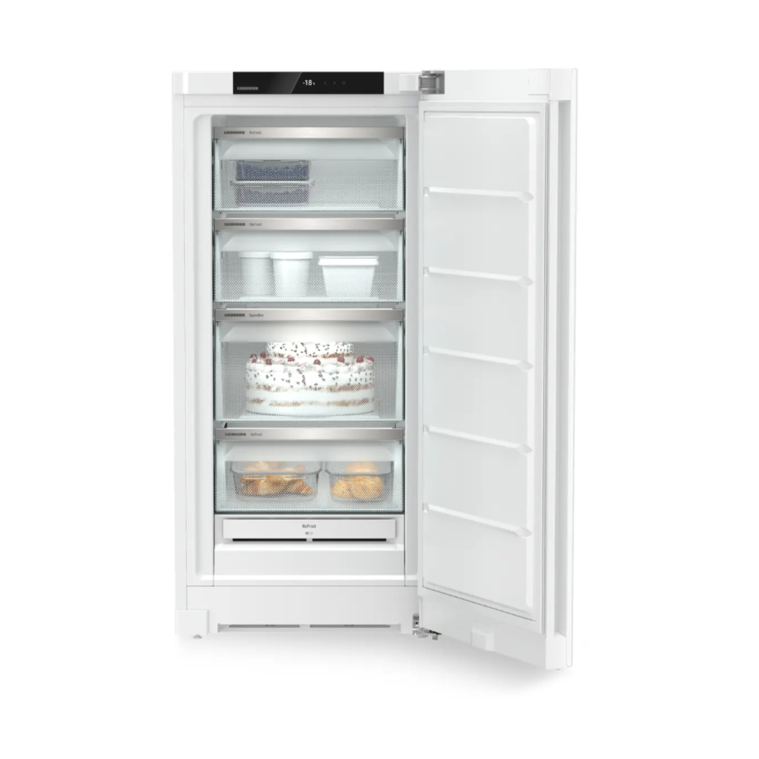 Frigorifero bianco con porta aperta, che mostra ripiani e contenuto. Sfondo bianco.