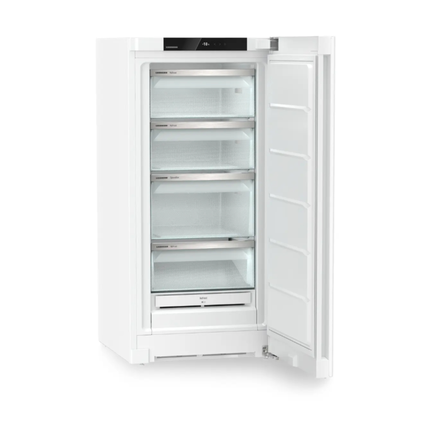 Frigorifero bianco con porta aperta e ripiani. Sfondo bianco.
