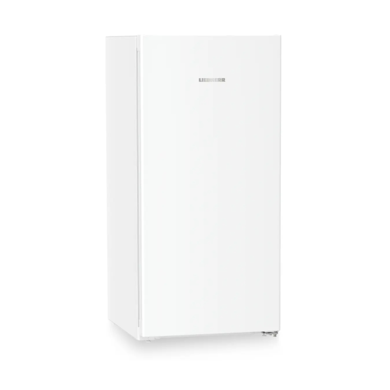 Un frigorifero bianco, porta chiusa. Sfondo bianco.