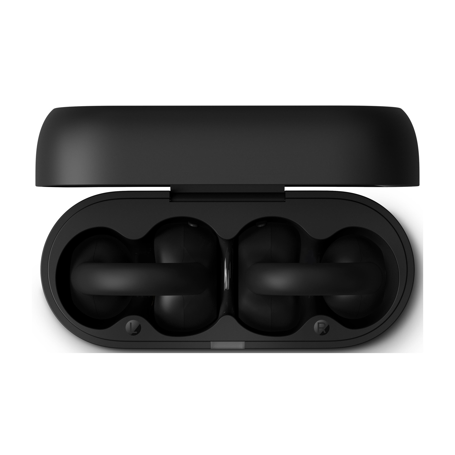 Custodia nera aperta per auricolari, contenente due auricolari. Custodia aperta con coperchio sollevato. Auricolari neri.