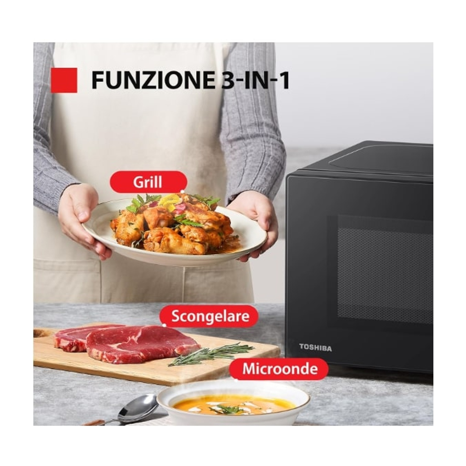 Microonde con cibo. Donna tiene piatto con pollo alla griglia. Bistecca e zuppa su tagliere.