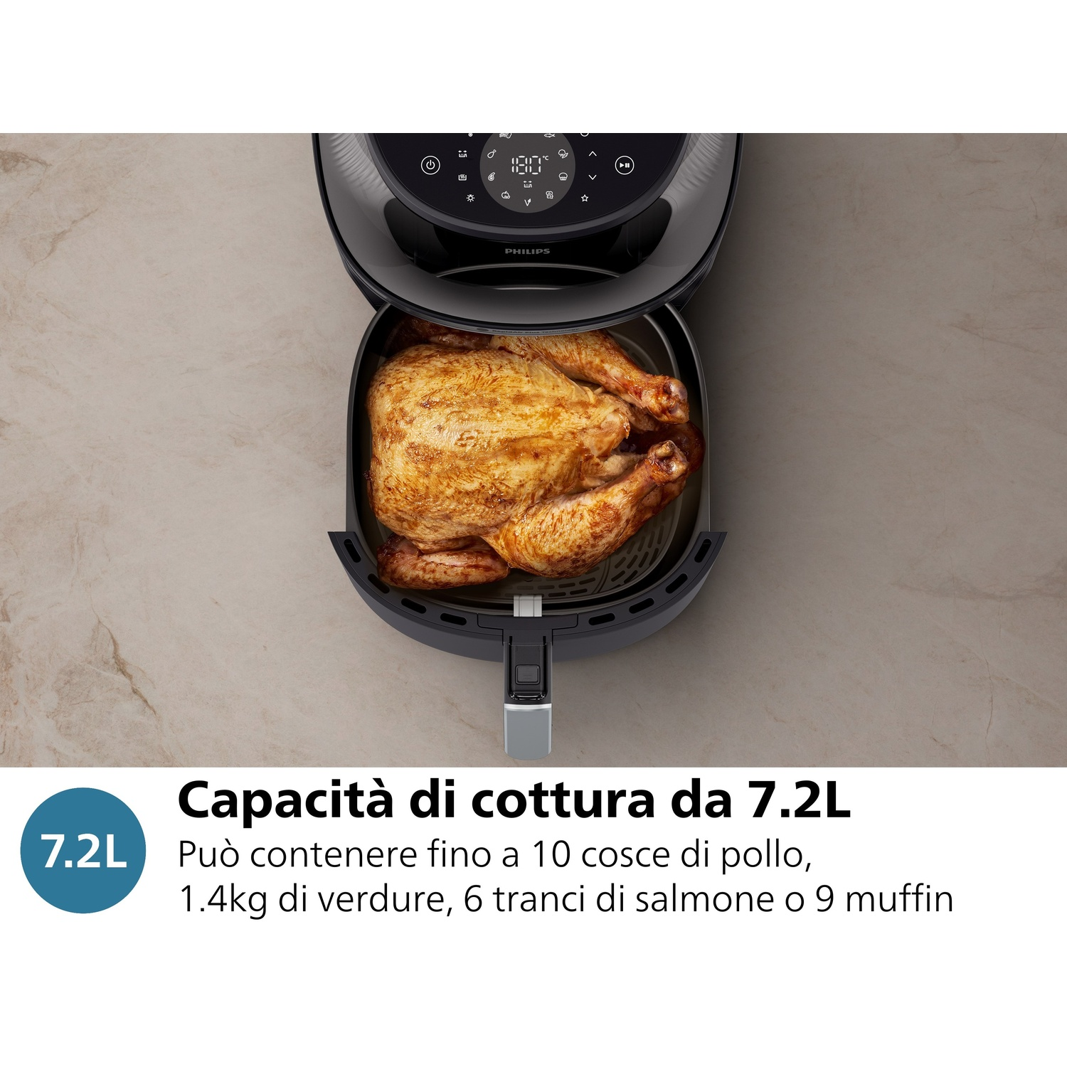 Friggitrice ad aria Philips con un pollo intero cotto all'interno. Capacità 7,2L.