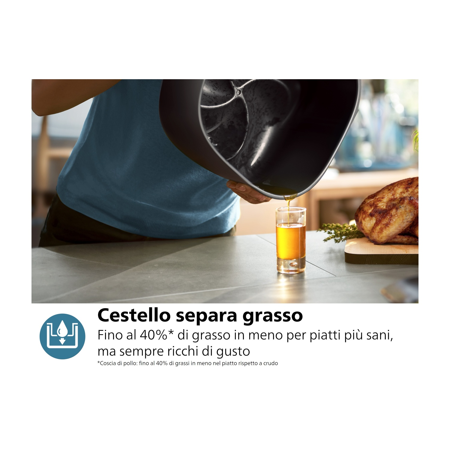 Mano che versa olio dal cestello della friggitrice in un bicchiere. Pollo cotto accanto.