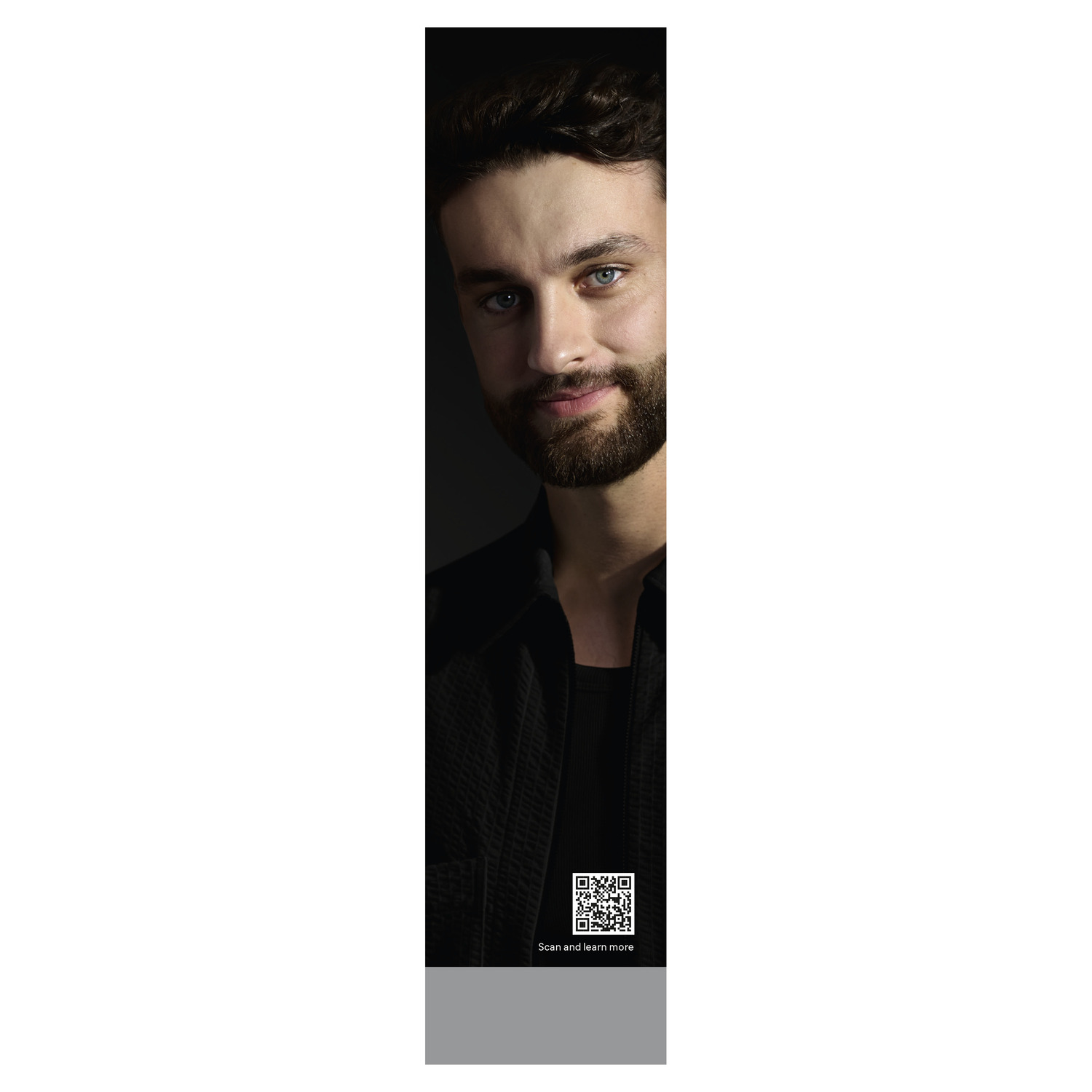 Visage d'homme avec barbe et un code QR.