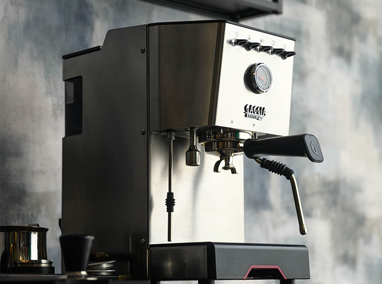 Gaggia eszpresszó gép a pulton. Rozsdamentes acélból készült, fekete díszítéssel.