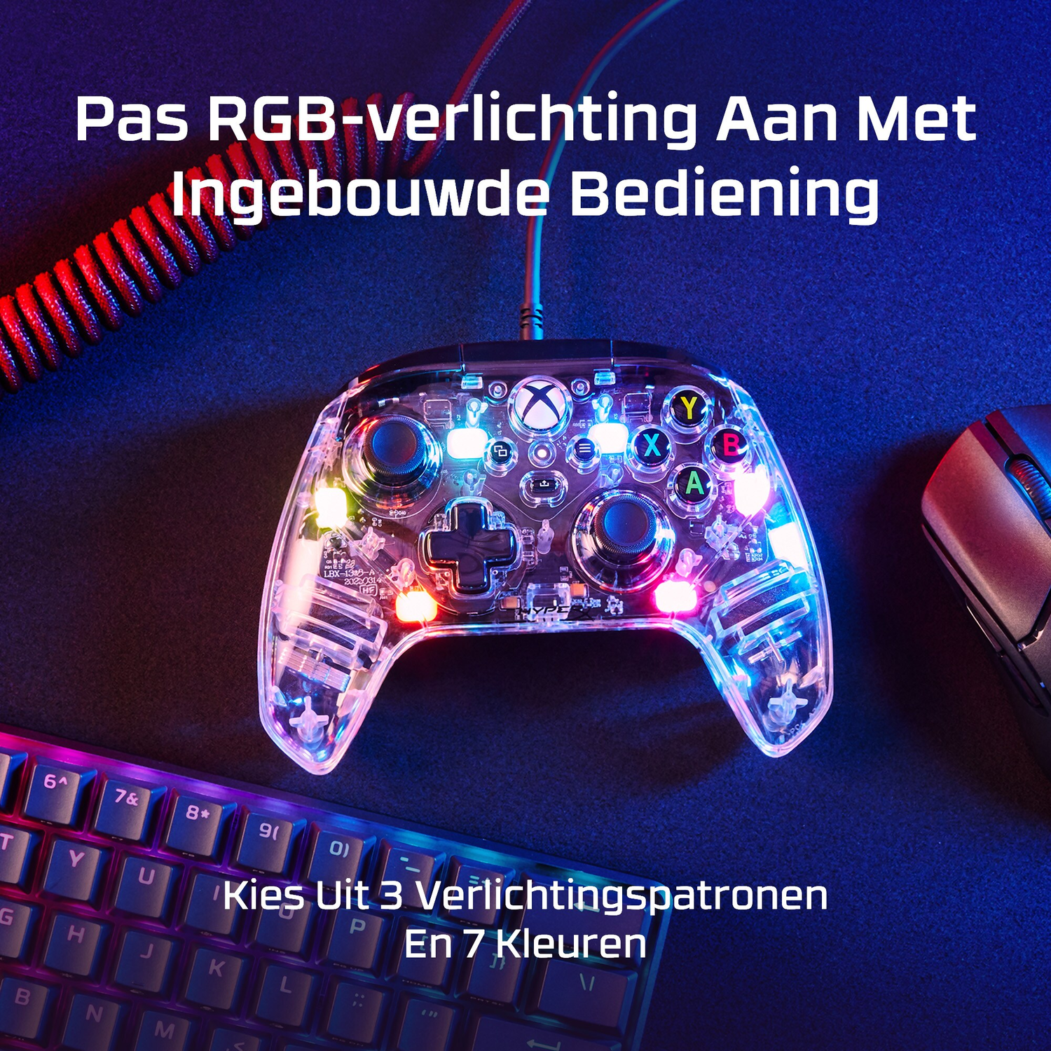 Controller met verlichte knoppen, toetsenbord en muis op het bureau.