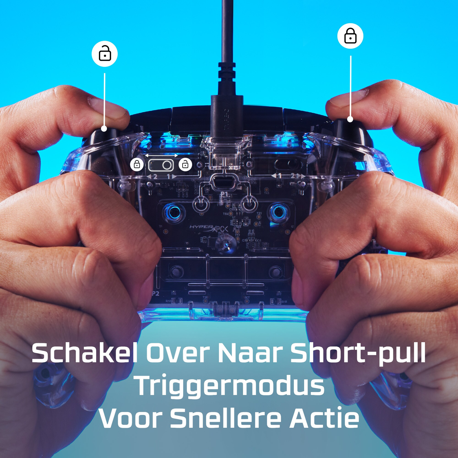 Handen houden een transparante zwarte gamecontroller met blauwe lampjes en een USB-kabel vast.