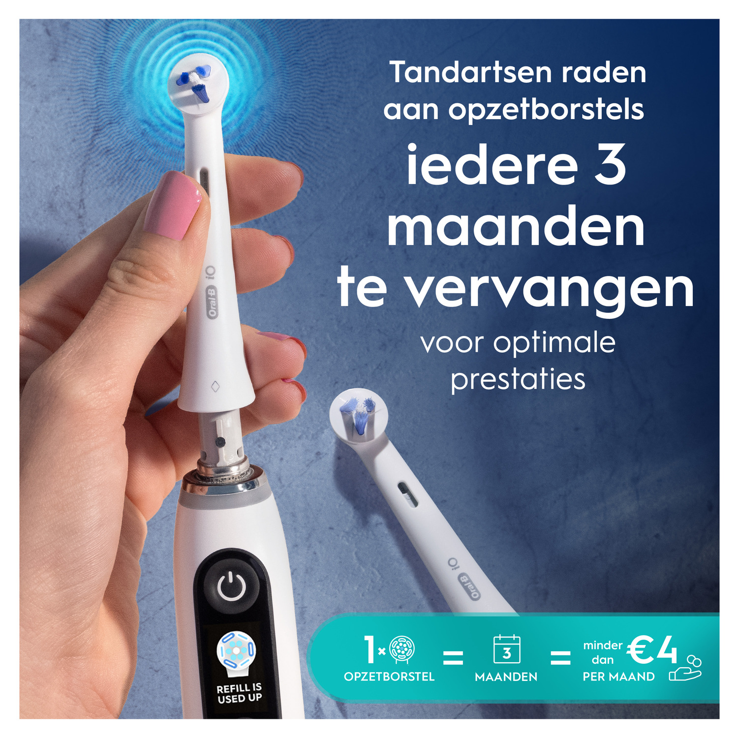 Een vrouw houdt een elektrische tandenborstel vast en toont de vervangingsherinnering.
