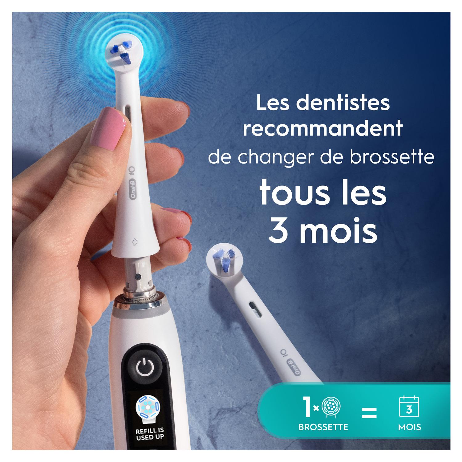 Une personne change une tête de brosse à dents, avec une neuve, et le rappel de changer tous les 3 mois.