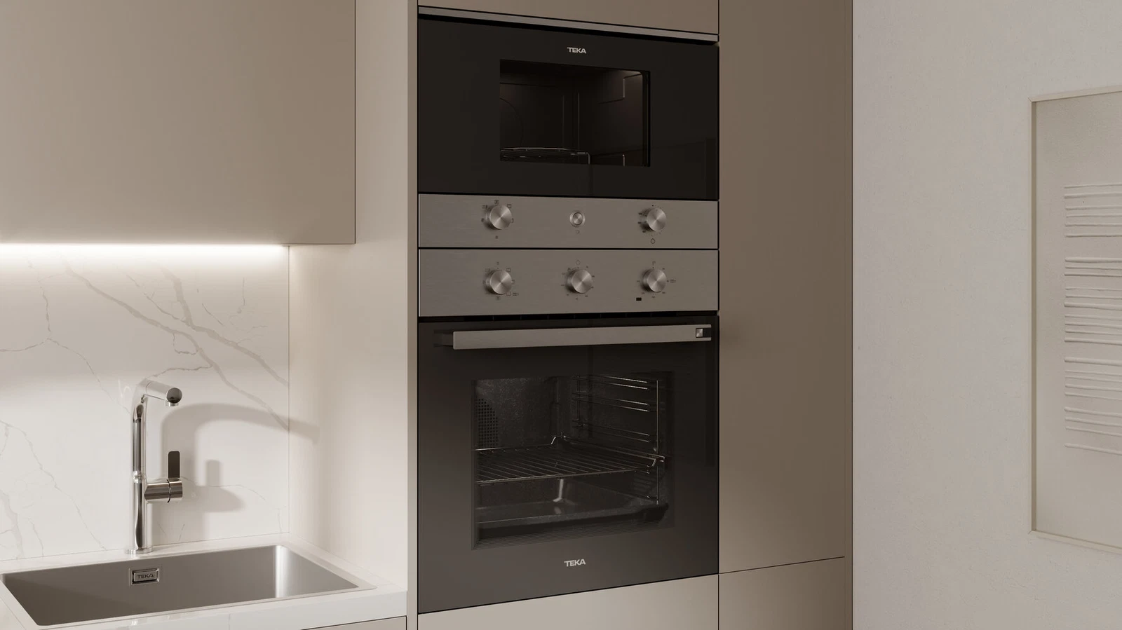 Horno y microondas empotrados sobre un fregadero. Gabinetes de cocina beige.