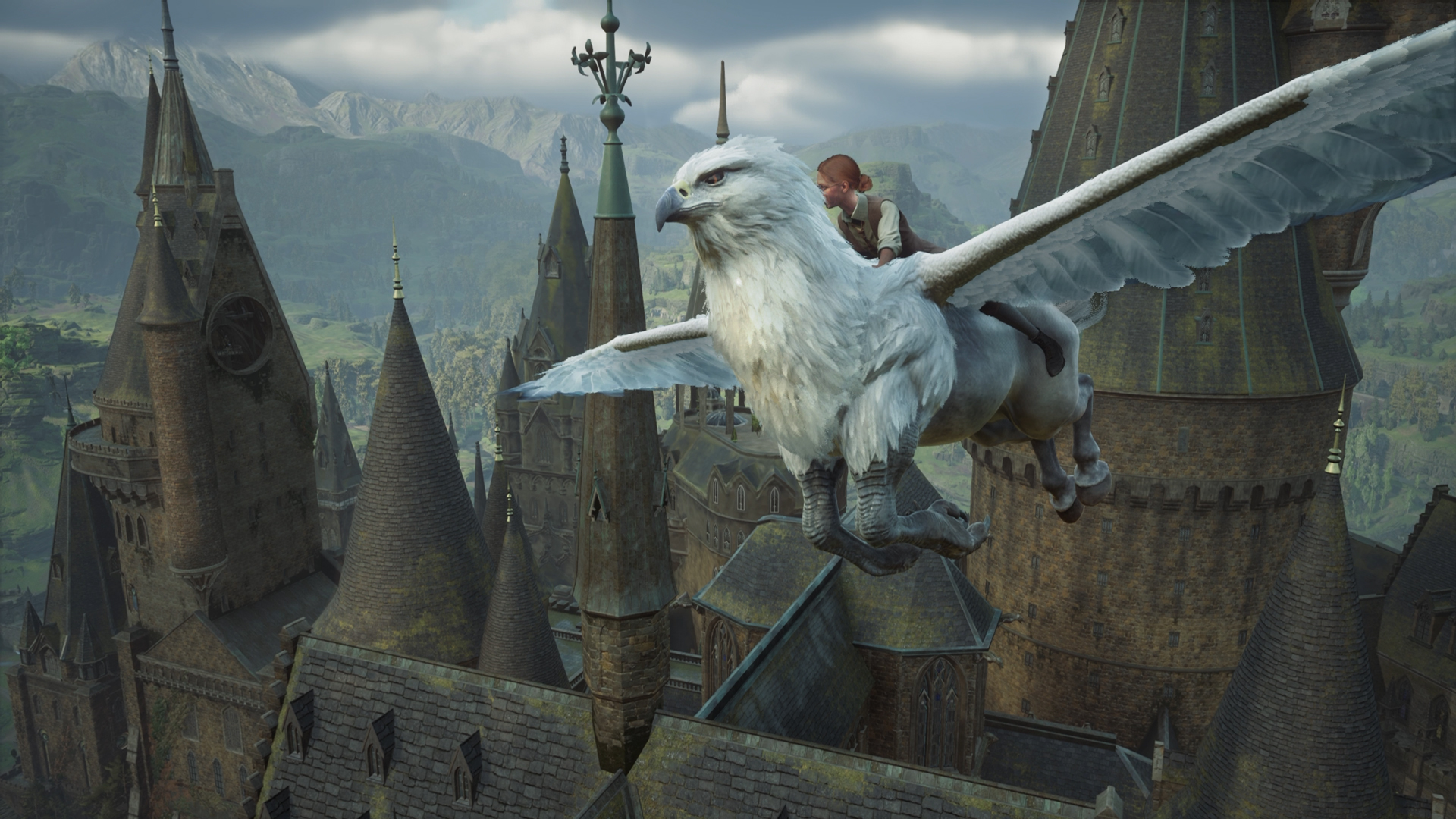 Un personaggio che cavalca un ippogrifo sopra il castello di Hogwarts. Cielo nuvoloso. Grafica del gioco.
