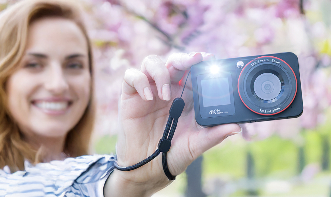 Une personne tient un appareil photo près de son visage avec un flash.