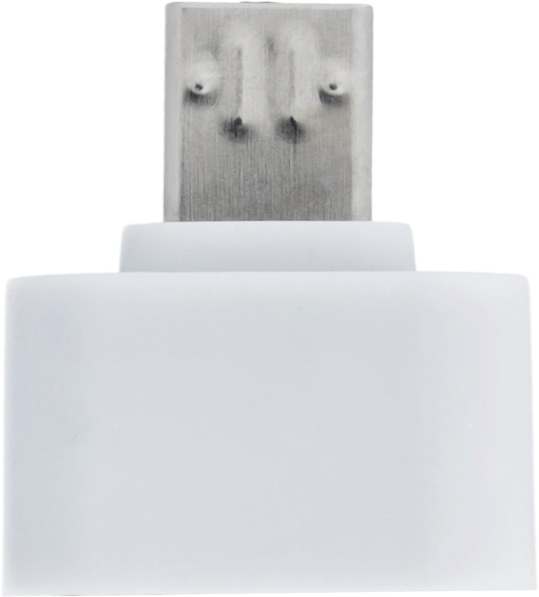 Weißer USB-C-Adapter mit silbernem Stecker, von der Seite gesehen.