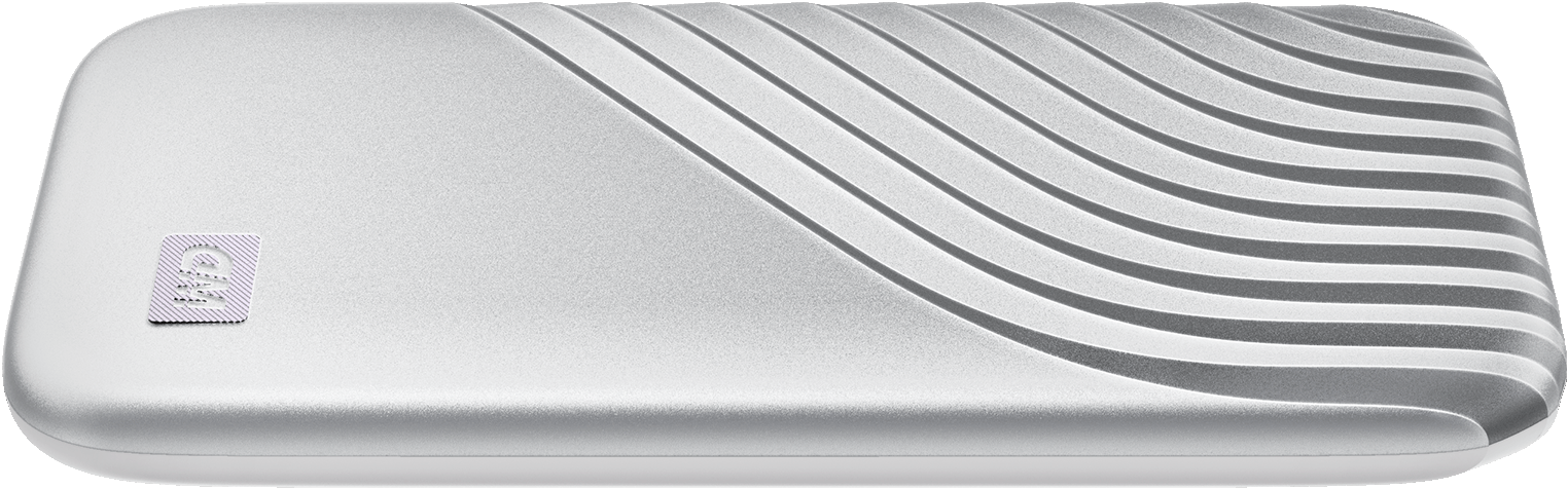 Disco rigido esterno argentato, design a linee curve. Logo WD in alto a sinistra. Sfondo bianco.