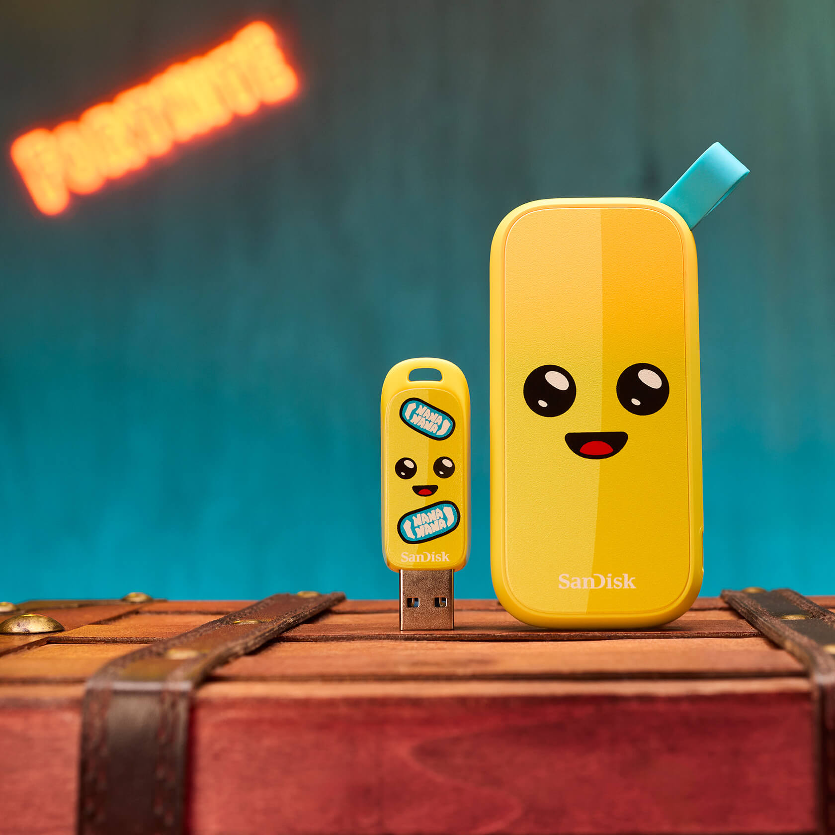 Due unità USB gialle su un forziere di legno con un'insegna al neon di Fortnite sullo sfondo.