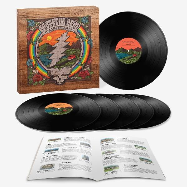 Eine Box mit Vinyl-Schallplatten von den Grateful Dead. Die Box zeigt ein Coverbild.