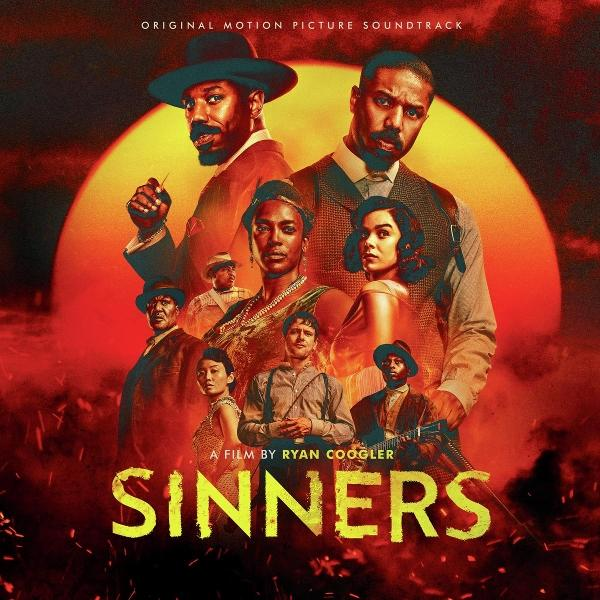 Poster für den Film 'Sinners'. Zeigt mehrere Personen vor einer roten Sonne, mit dem Filmtitel unten.