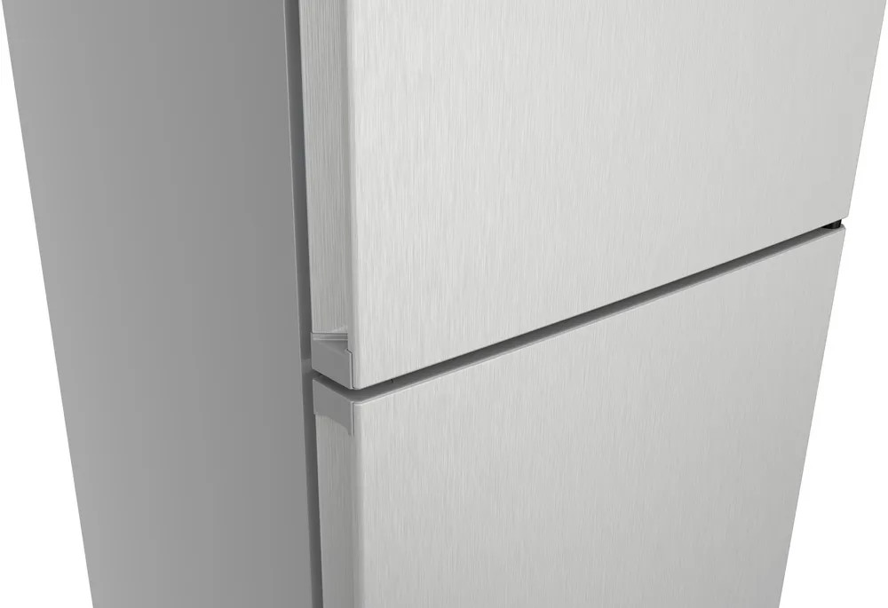 Zbliżenie srebrnej powierzchni i połączeń drzwi lodówki. Nowoczesny, elegancki design.