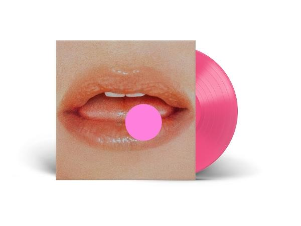Albumcover mit rosa Lippen und einem rosa Kreis. Eine rosa Schallplatte liegt daneben.