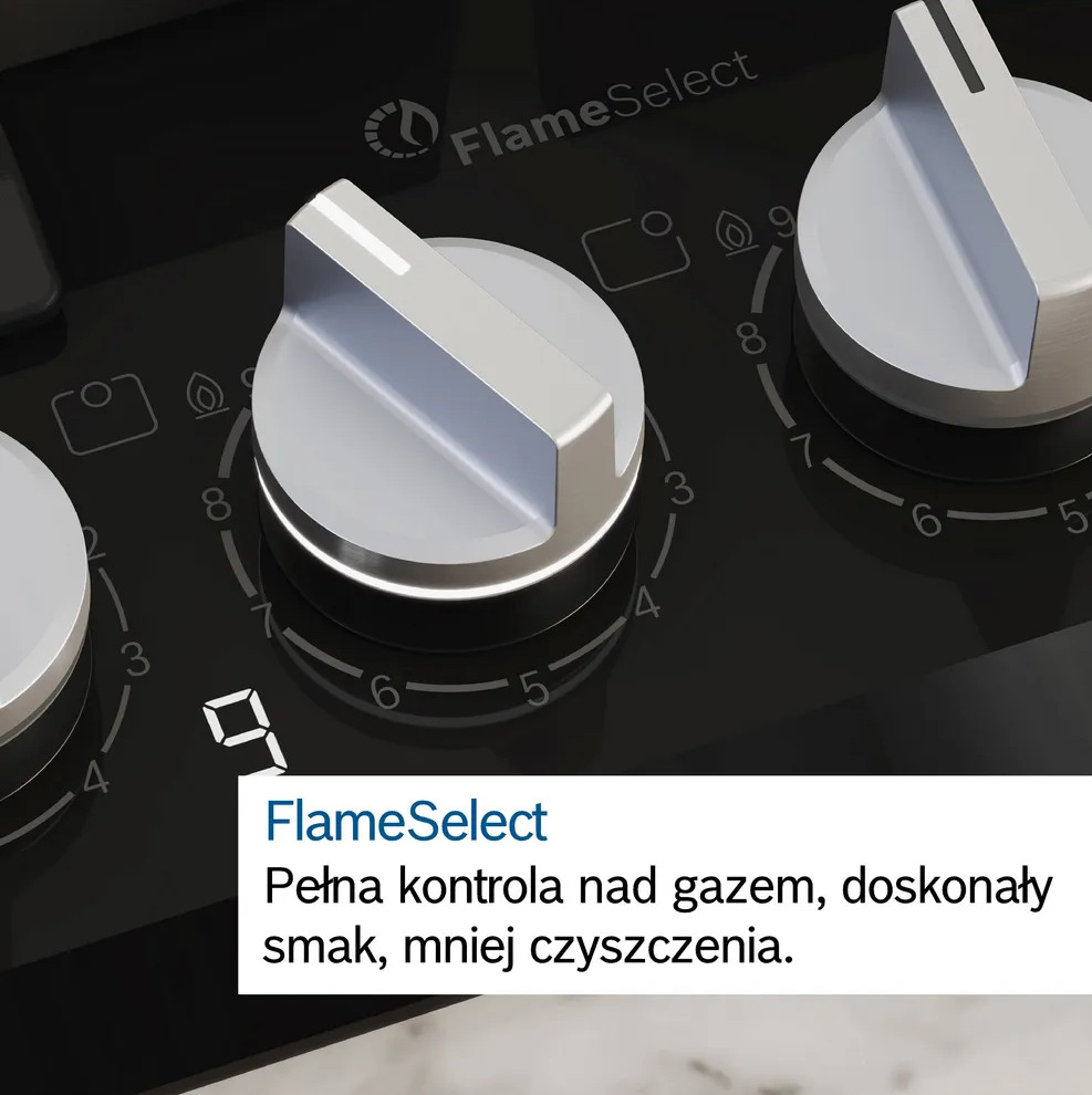 Zbliżenie czarnej kuchenki gazowej ze srebrnymi pokrętłami. Widoczne logo FlameSelect.