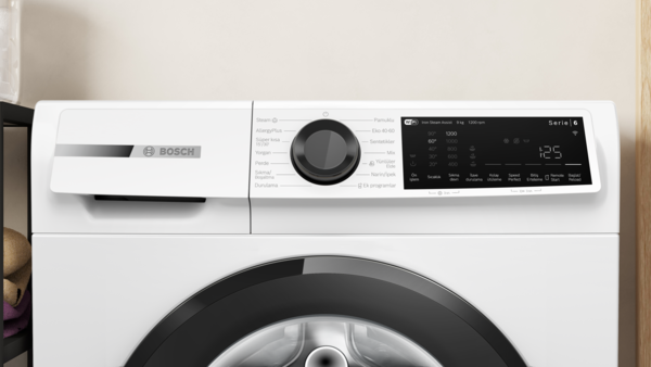 Bir Bosch çamaşır makinesinin kontrol panelinin yakın çekimi, ayarları ve seçenekleri gösteriyor.