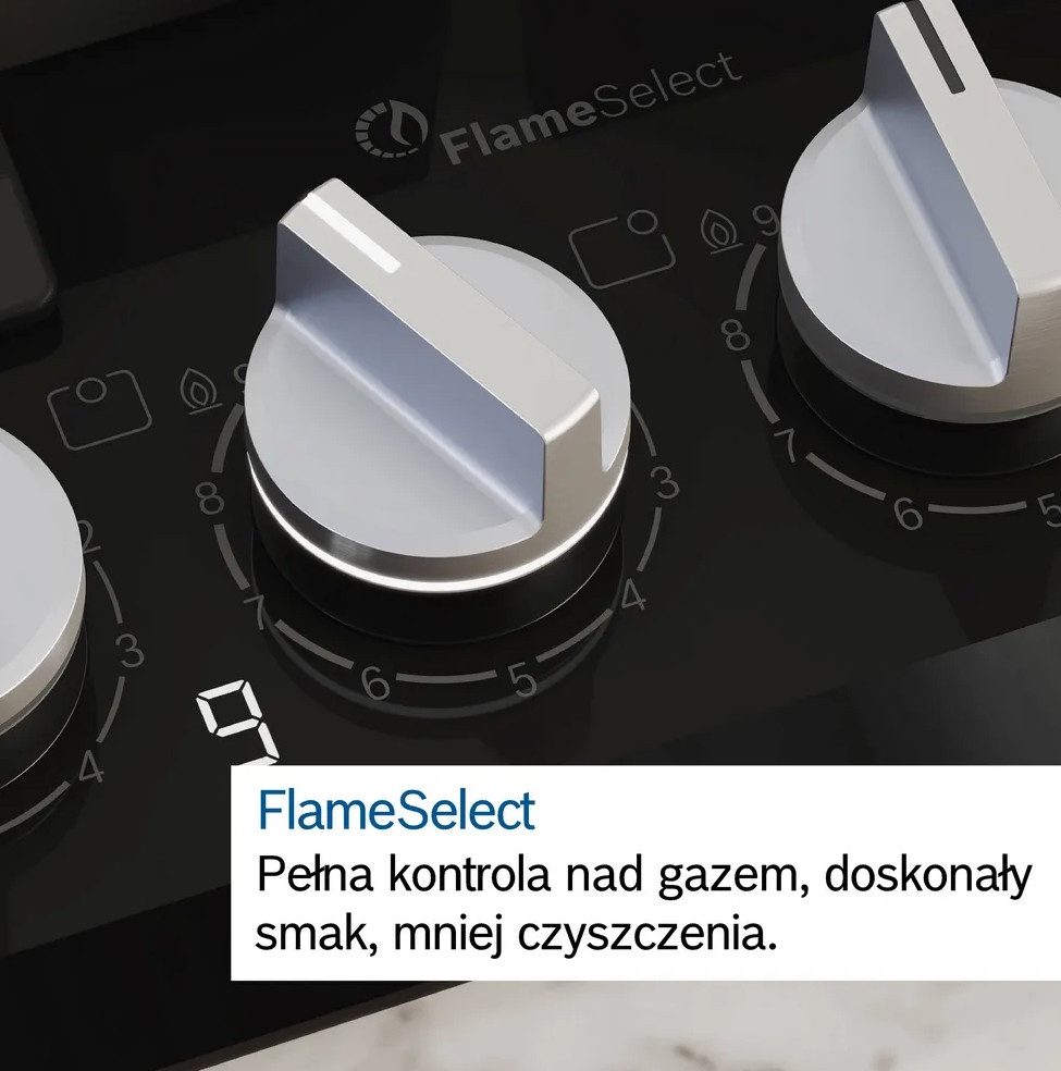 Zbliżenie czarnej kuchenki gazowej ze srebrnymi pokrętłami. Widoczne logo FlameSelect.
