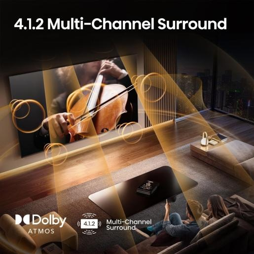 Scena w salonie z telewizorem wyświetlającym skrzypka. Grafika pokazująca dźwięk przestrzenny 4.1.2 Multi-Channel Surround.