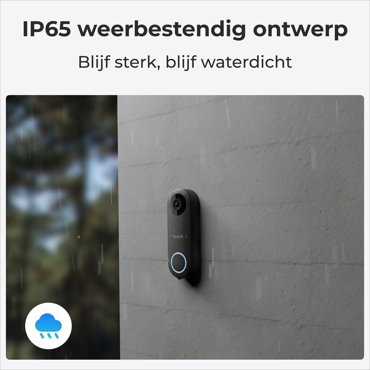 Een zwarte deurbel aan een muur in de regen. Tekst zegt IP65 weerbestendig ontwerp, blijft sterk en waterdicht.