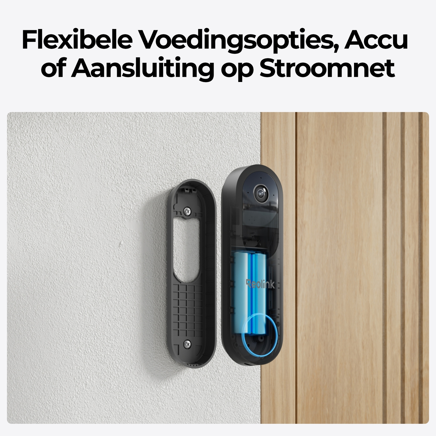 De afbeelding toont de deurbel met een batterij erin. De deurbel is aan een witte muur bevestigd.