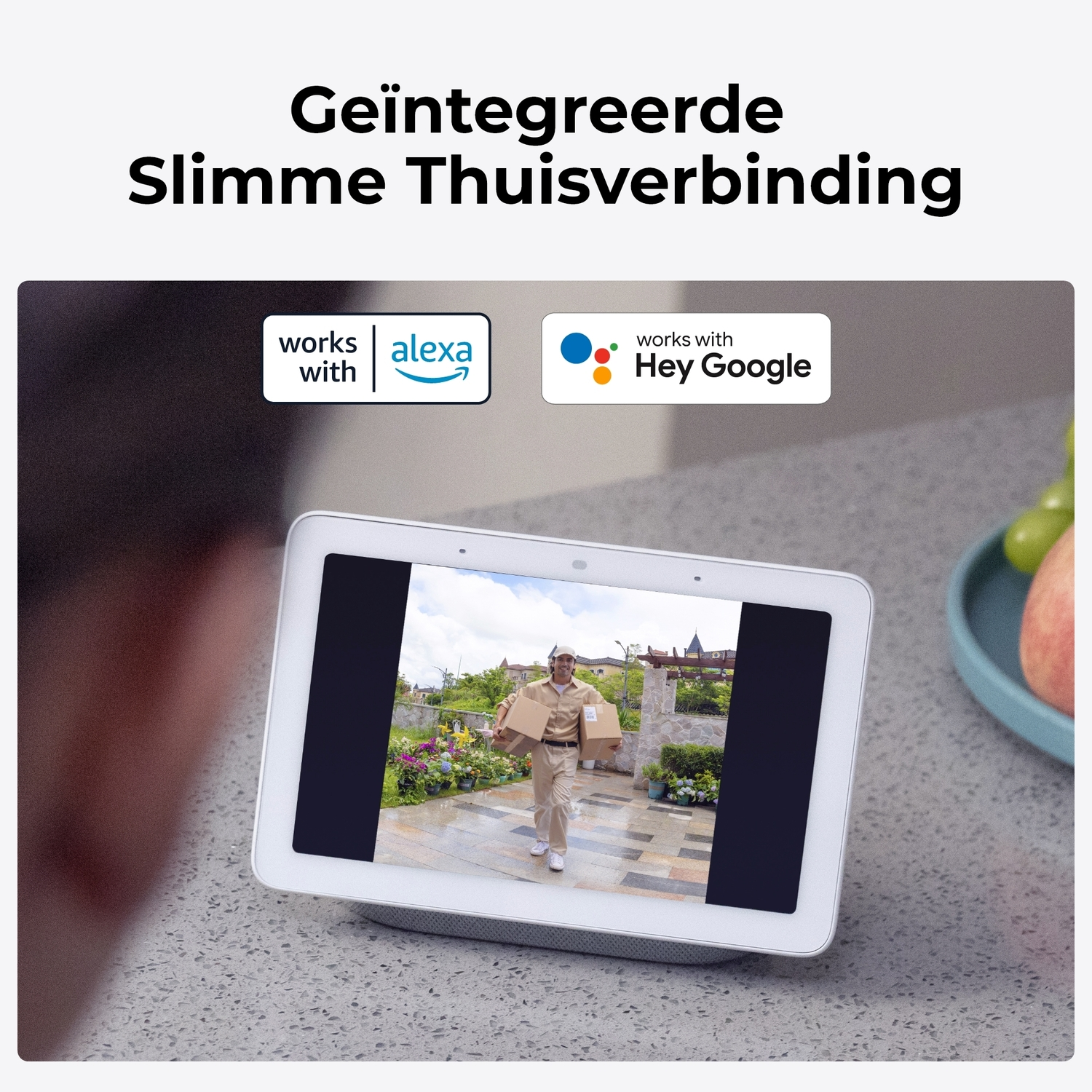 Een tablet toont een video van een bezorger. De tablet staat op een tafel. De achtergrond heeft items en een vaas.