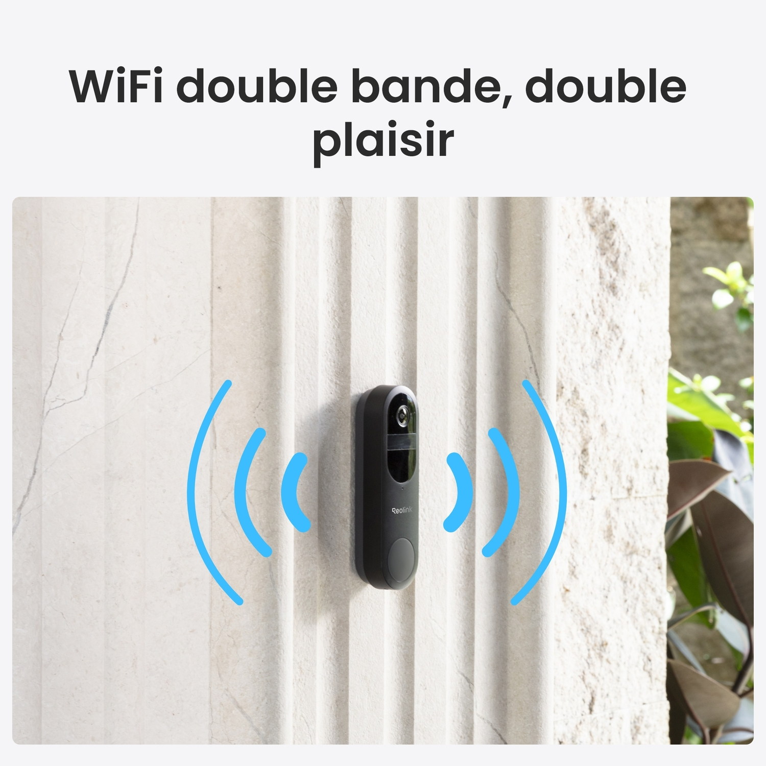 Sonnette noire montée sur un mur de pierre blanche avec des indicateurs de signal WiFi bleus. Texte : WiFi double bande.