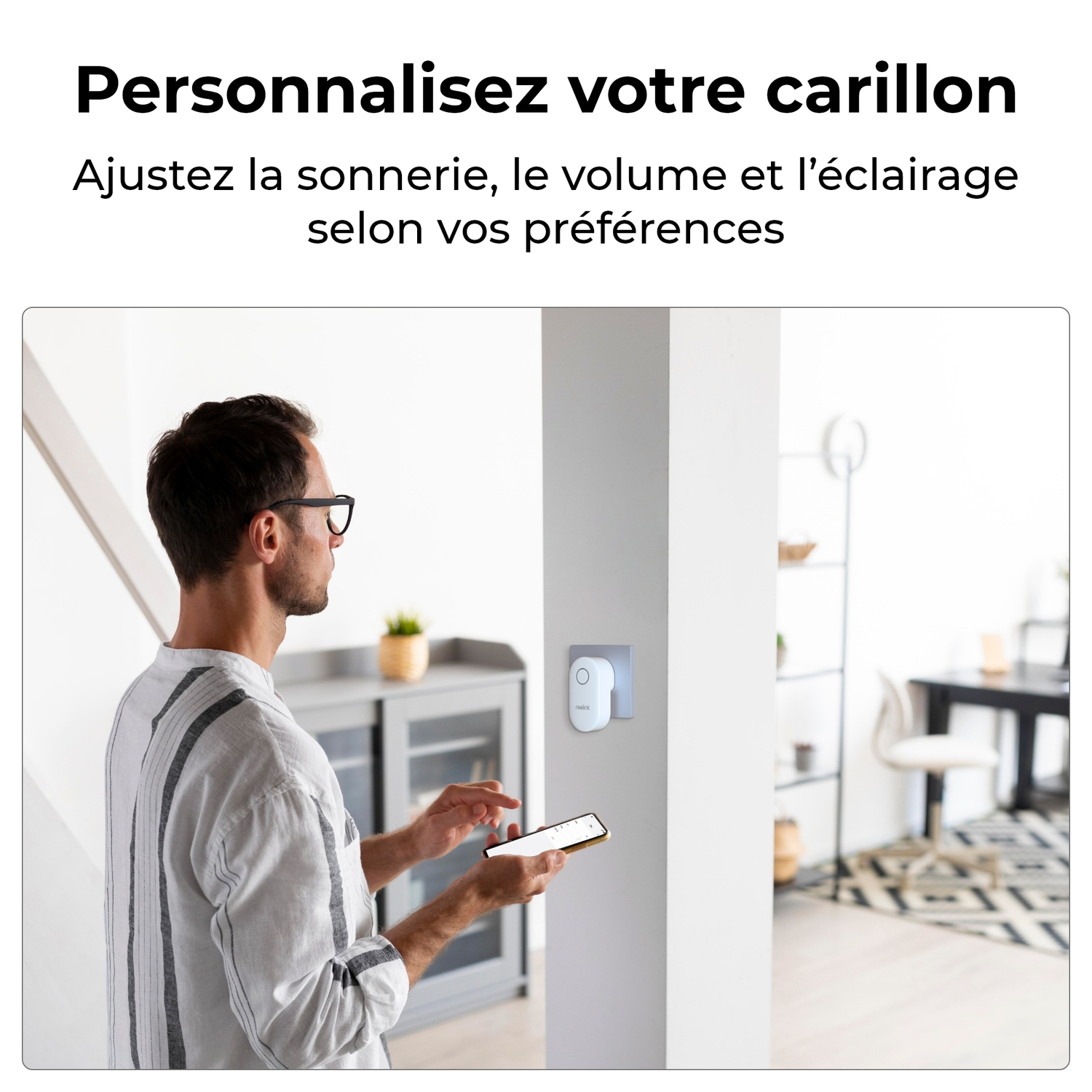 Un homme interagit avec un smartphone, ajustant les paramètres de la sonnette près d'un carillon mural. Texte : Personnaliser la sonnerie.