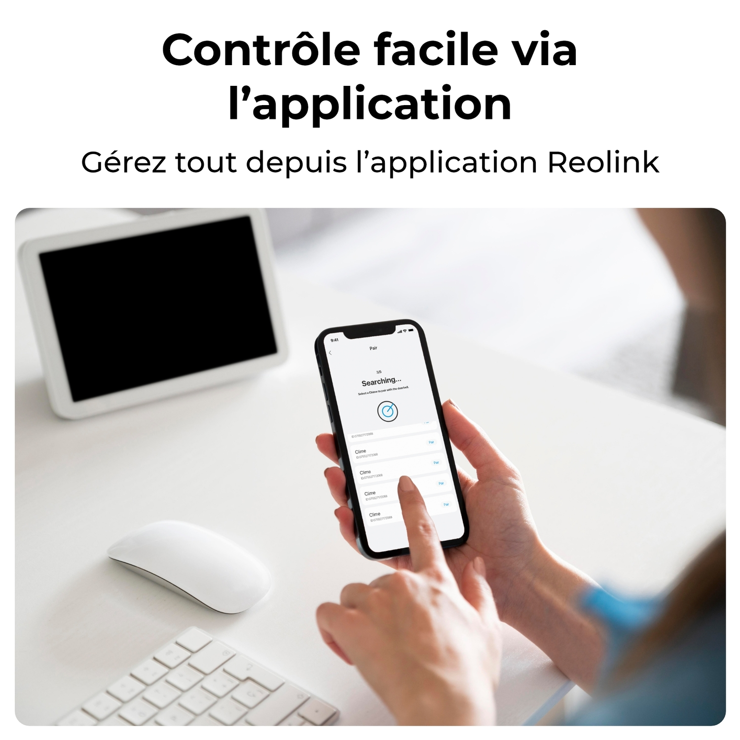 Une personne utilise un smartphone pour contrôler un appareil, avec une souris et un clavier à proximité. Texte : Contrôle facile.