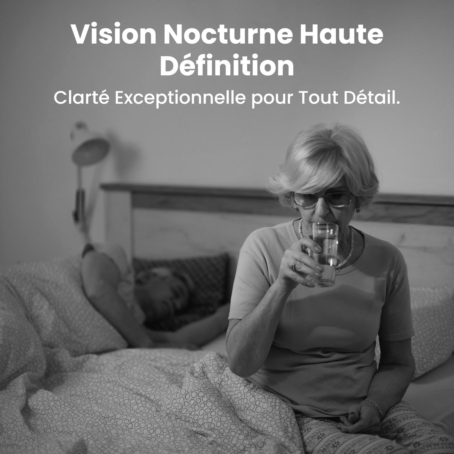 Une femme âgée buvant de l'eau dans une chambre.