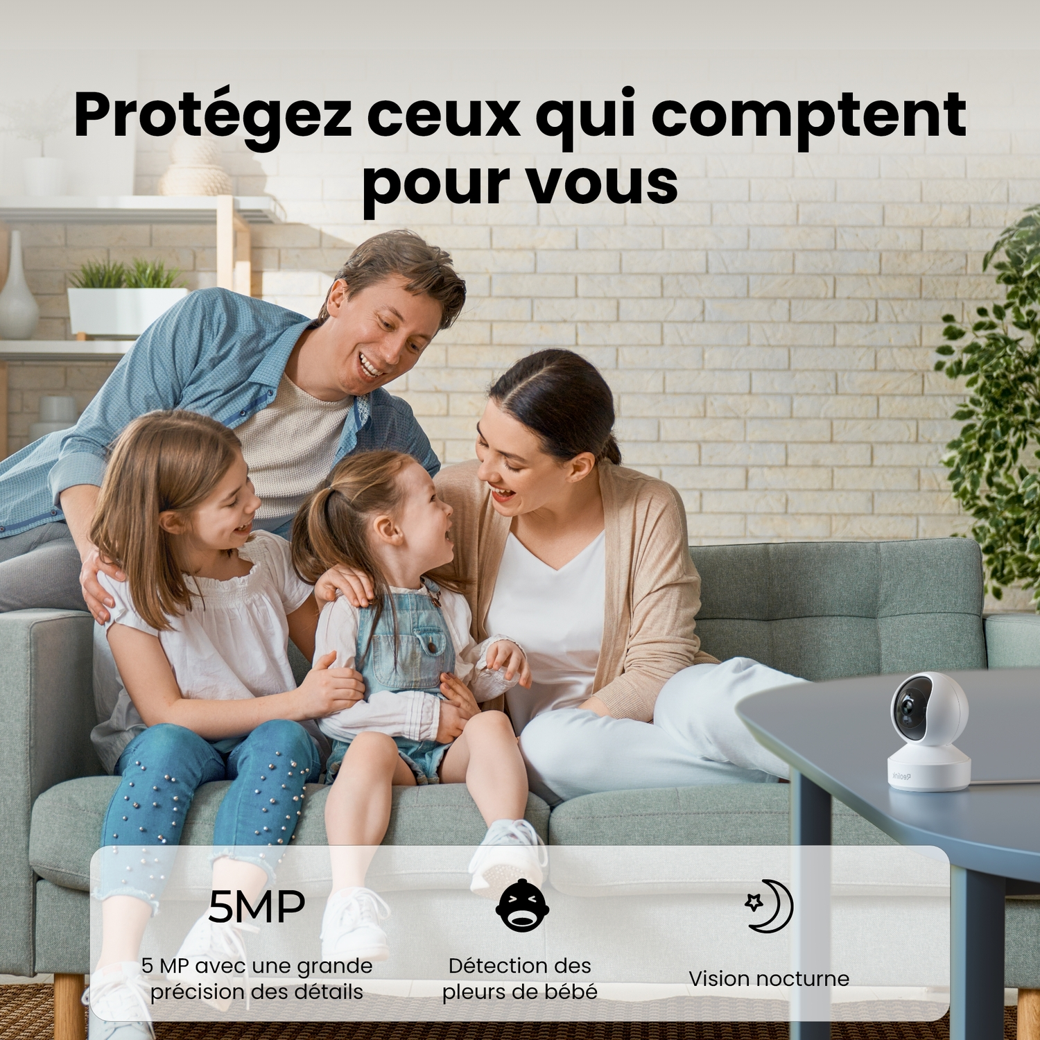 Une famille sur un canapé, avec une caméra sur une table. Détails 5MP, détection de pleurs de bébé, vision nocturne.