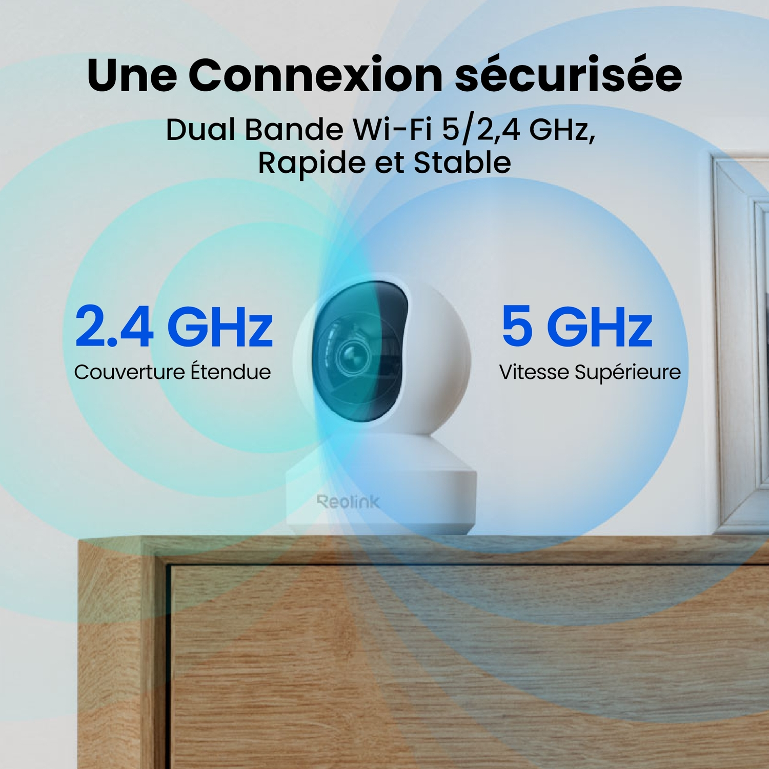 Caméra de sécurité blanche avec signaux Wi-Fi bleus sur bois, avec du texte sur ses fonctionnalités.