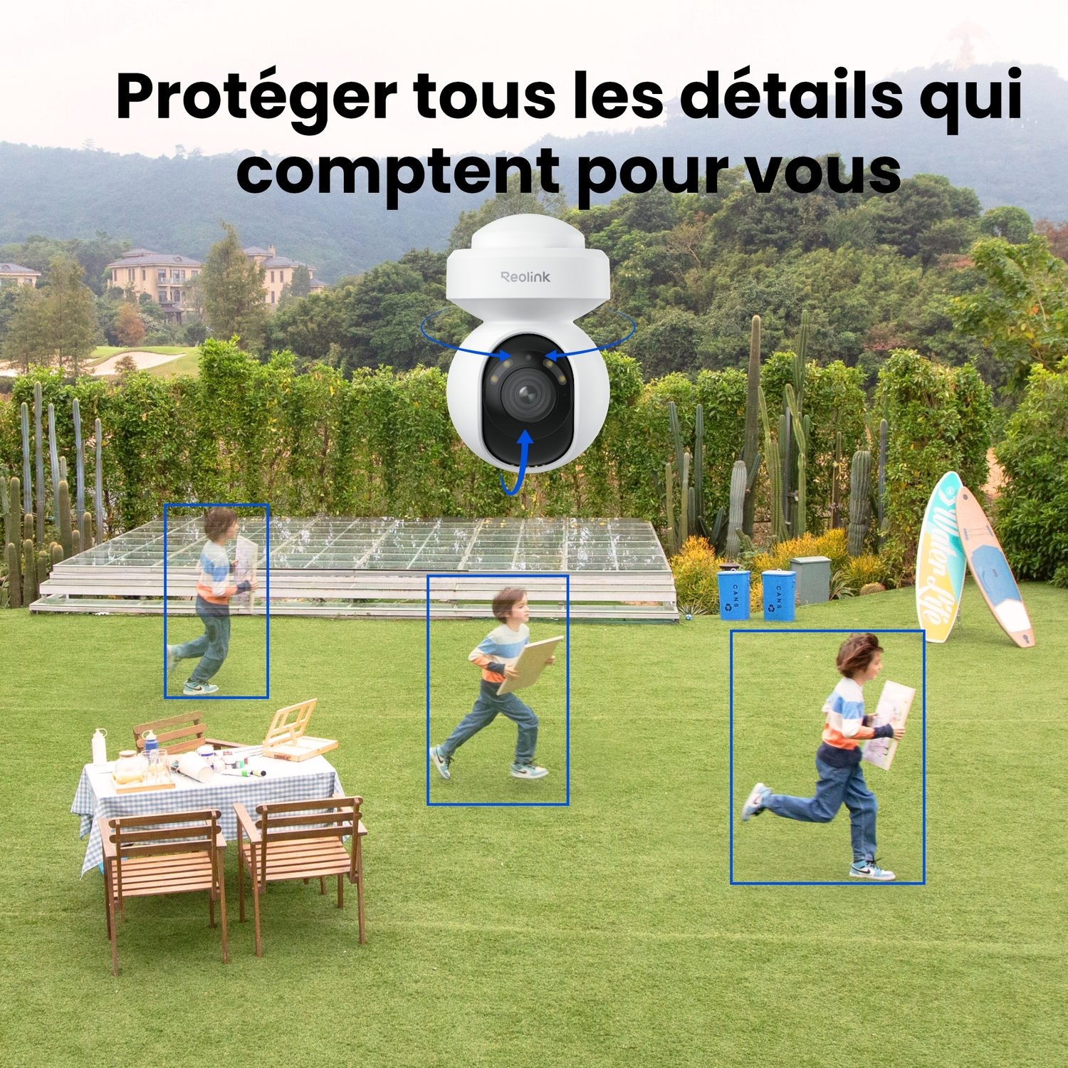 Trois enfants courant sur l'herbe, mis en évidence par des boîtes bleues, avec une caméra de sécurité au-dessus.