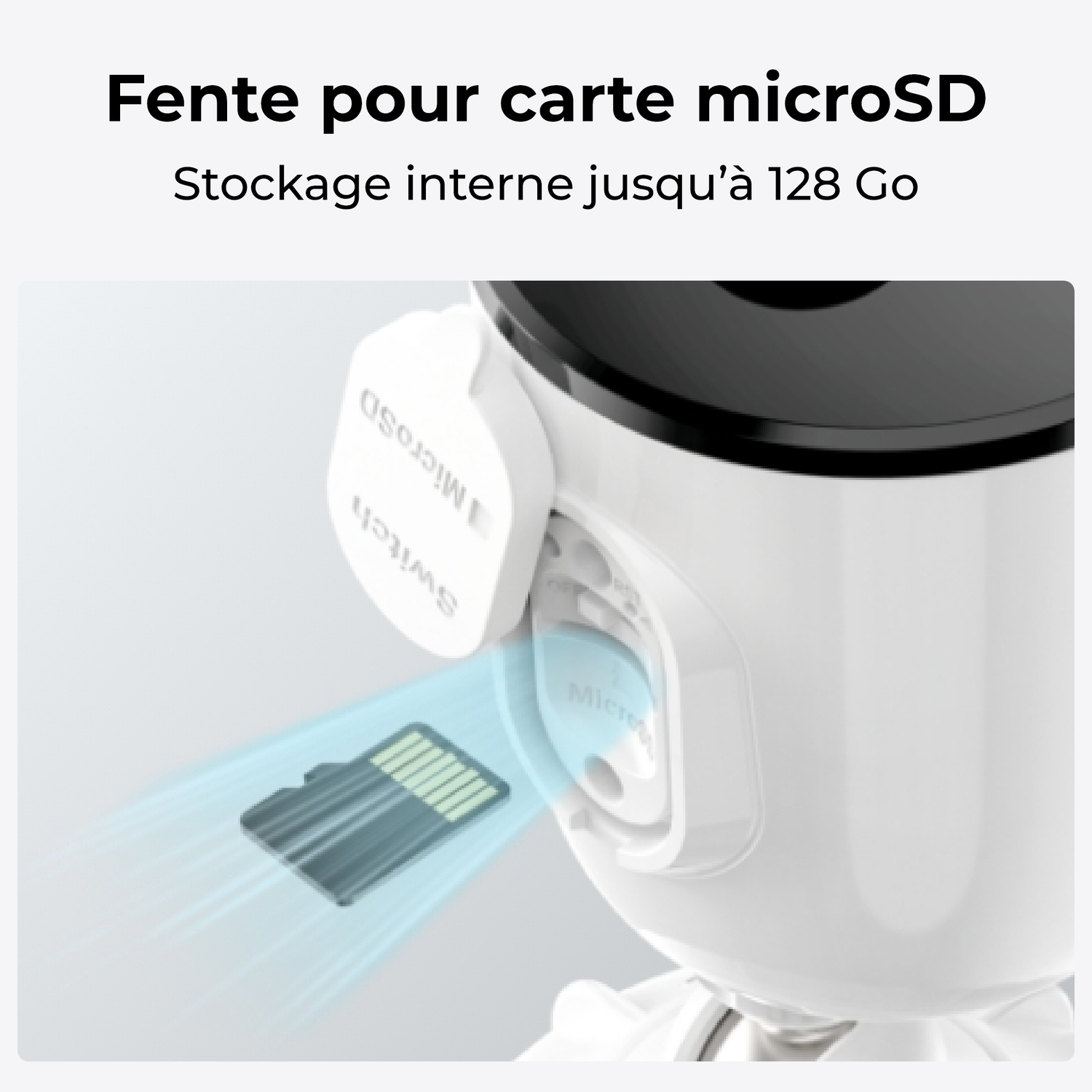 Gros plan d'une caméra de sécurité. Une carte MicroSD est insérée dans la fente.