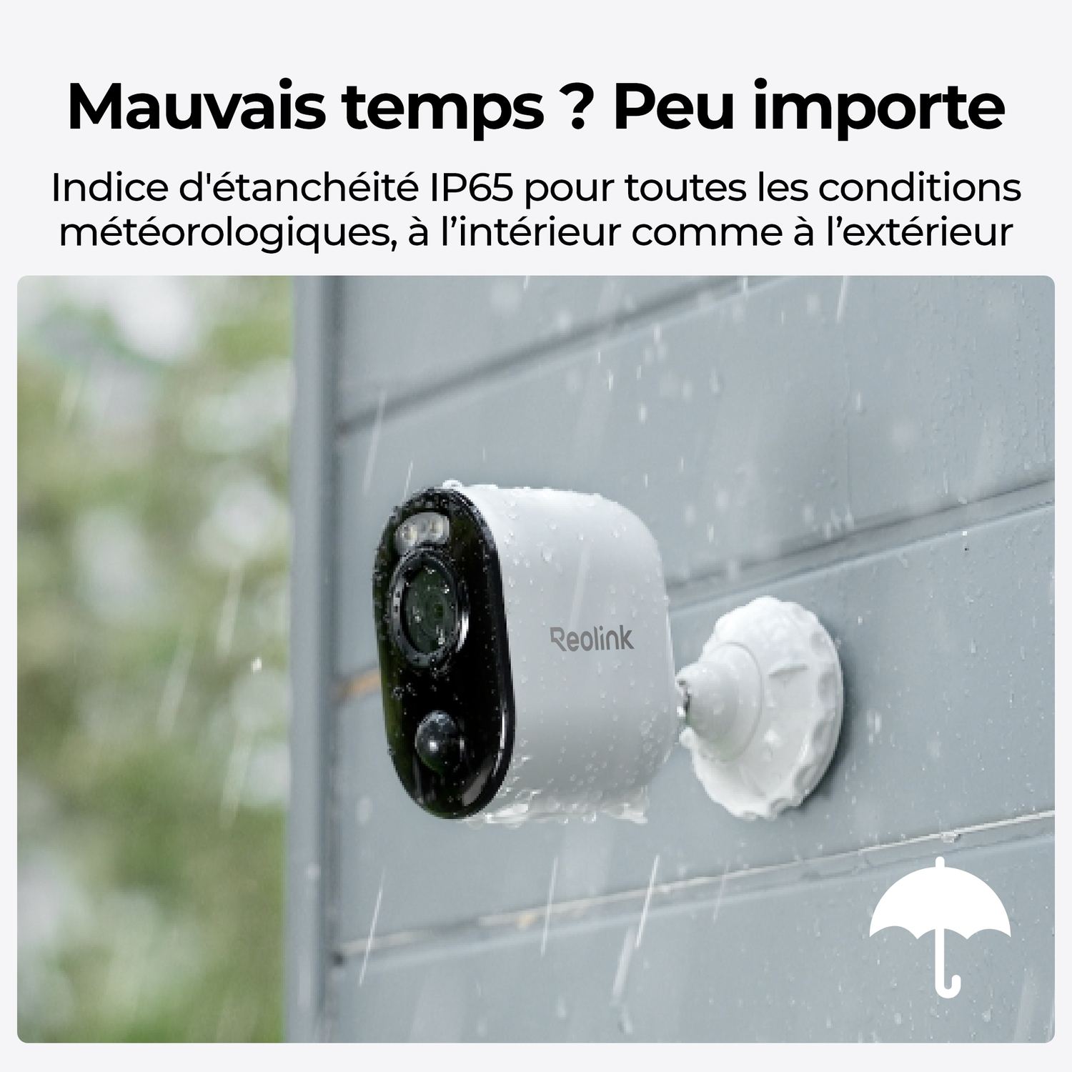 Une caméra de sécurité sous la pluie. Elle est montée sur un mur gris. La caméra est blanche et noire.